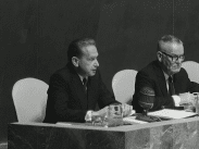 FN:s generalsekreterare Dag Hammarskjöld talar och uttrycker sin avsikt att bli kvar på posten som generalsekreterare, till trots för sovjetiska uttalanden.
