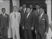 FN:s generalsekreterare Dag Hammarskjöld och kongolesiska representanter poserar för fotografer.